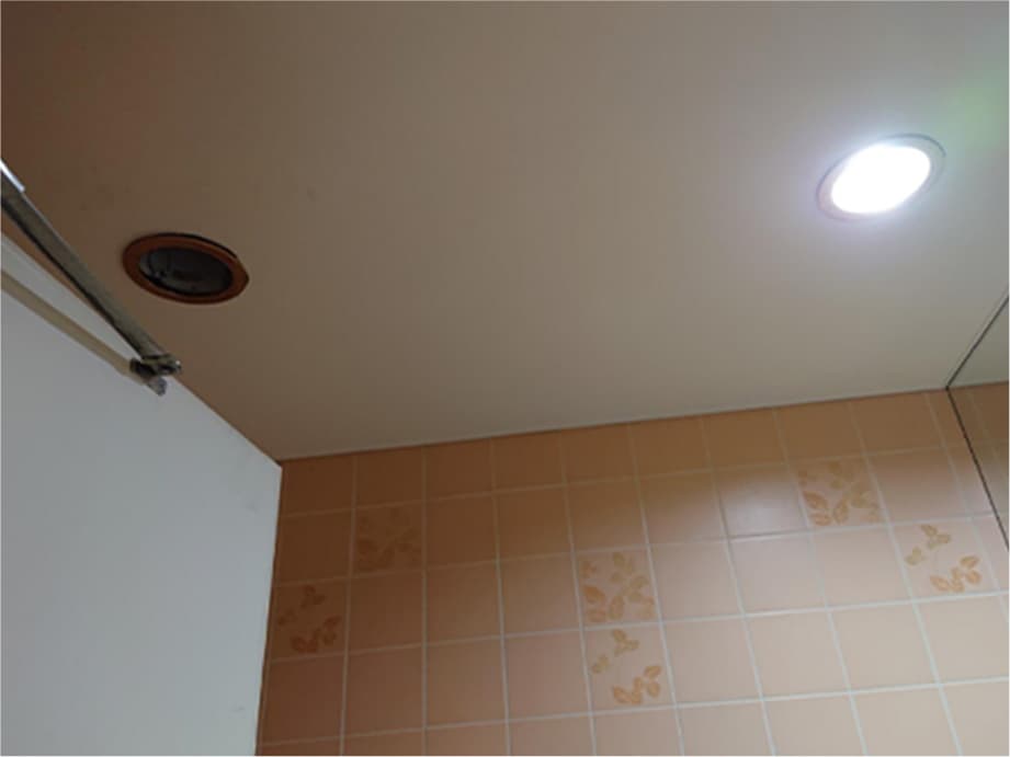 トイレの天井ダウンライトの交換ビフォー